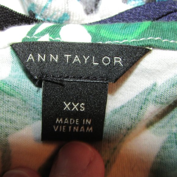 *3 for $25* Ann Taylor Leaf print flutter sleeve top - Picture 3 of 4